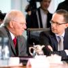 Bundesfinanzminister Wolfgang Schäuble hat bei Justizminister Heiko Maas (r) konkrete Schritte im Kampf gegen Geldwäsche angemahnt.