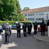 Zahlreiche Polizisten aus Ulm, Neu-Ulm und angrenzenden Revieren waren am Dienstagvormittag rund um die Sägefeldschule in Wiblingen im Einsatz. 	
