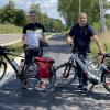 Die Bürgermeister Robert Strobel (links) aus Ichenhausen und Torsten Wick aus Kammeltal eröffneten mit ihren Rädern den fertig gestellten Radweg.
