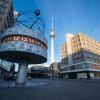 Mitte April in Berlin: Der Alexanderplatz ist fast menschenleer.