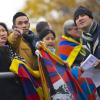 Eine Handvoll Aktivisten, ein paar Tibet-Fahnen. In Mainz fühlten sich die Chinesen davon derart provoziert, dass sie für eine halbe Stunde das Feld verließen. In anderen Stadien soll es ähnliche Aktionen geben.  	