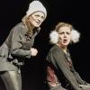 Vera Hupfauer (links) und Dörte Trauzeddel leiten das Neue Theater Burgau. In vielen Stücken stehen sie gemeinsam auf der Bühne, wie hier in „Zum Teufel mit der Jugend“. 	