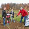 Mit vielen neuen Bäumen gegen den Klimawandel: Auf einem 1,7 Hektar großen Areal des Landkreises Neu-Ulm bei Unterroth werden 8100 Eichen, Linden, Hainbuchen, Esskastanien und Wildäpfel gepflanzt. 