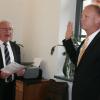 Satzungsgemäß steht es dem ältesten Ratsmitglied zu, den neuen Bürgermeister zu vereidigen. Horst Wittmann nahm diese feierliche Handlung bei Bürgermeister Michael Böhm vor.