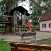 In der Gemeinde Lutzingen müssen die Spielplätze saniert werden. Bei einer turnusmäßigen Überprüfung sind vereinzelt Mängel nachgewiesen worden. So auch beim Spielplatz in der Lutzinger Bachstraße (Bild).  	
