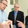 Besuch aus dem Rathaus bekam die Arthros Klinik. Im Bild (von links): Dr. Michael Huhn, OB Gerold Noerenberg und Wirtschaftsförderer Bernd Neidhart. 