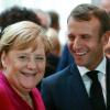 Demonstrative Geste: Bundeskanzlerin Angela Merkel und der französische Präsident Emmanuel Macron während eines Besuchs einer Airbus-Montagehalle in Toulouse.