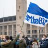 Hertha-Fans demonstrieren vor dem Olympiastadion und fordern den Rücktritt von Manager Preetz und der Club-Führung.