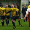 Jubel bei der Reserve der TSG Untermaxfeld (gelbe Trikots): Zum Abschluss des Fußballjahres gelang ein 2:0-Erfolg gegen den TSV Pöttmes II.  	