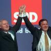 Lang ist's her: Der damalige SPD-Kanzlerkandidat Gerhard Schröder (r) und der damalige SPD-Chef Oskar Lafontaine bei der Wahlkampfabschlussveranstaltung ihrer Partei 1998.