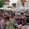 Der Wirt des Restaurants auf dem Höchstädter Marktplatz veranstaltete am Samstag ein Sommerfest. Das kam gut an.  	