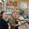 Hochkonzentriert scannt OB Bernhard Gmehling im neuen Lidl-Markt die Waren ein. Bei Obst, Gemüse und Gebäck half Verkäuferin Juliane Eichel (links) mit.