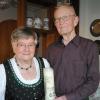 Helga und Otto Reichinger mit einem ihrer Geschenke: Eine Kerze zum 65. Hochzeitstag.