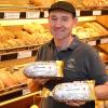 Bäckermeister Jörg Hurler aus Leinheim verkauft ab 2. November wieder die Aprikosenstollen. Je verkauftem Stollen wird 1,50 Euro an die Kartei der Not gespendet. 