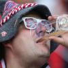 Dieser FC-Bayern-Fan geht wegen Corona auf Nummer sicher – und trinkt lieber alleine auf seine Mannschaft. 