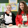 Luna Baur und Sophia Knoblich aus der Klasse 7a des Maria-Ward-Gymnasiums in Günzburg  untersuchten mit dem Mikroskop die Geschwindigkeit von Pantoffeltierchen.