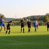 Die Nördlinger Fußballerinnen (in Blau) haben im ersten Bezirksligaspiel einen hart erkämpften Sieg errungen.