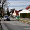 Die Hauptstraße in Prittriching muss dringend saniert werden. Und es gibt noch andere Straßen in der Gemeinde, die sich in einem schlechten Zustand befinden.