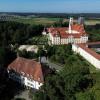 Diese Aufnahme zeigt vorne das gräfliche Schloss und im Hintergrund die imposante Klosteranlage in Roggenburg.