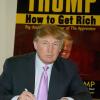 Das Bild entstammt dem Jahr 2004. Donald Trump stellte damals sein Buch „How to get rich“ vor. Er zeigt seinen Weg auf, wie man reich wird.