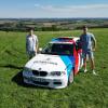 Fabian und David nehmen am sogenannten Carbage Run teil – ein Autorennen, bei dem es nicht um Geschwindigkeit geht. Dafür haben sie einen alten BMW umlackiert.