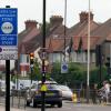 Ein Straßenschild markiert den Beginn der Ultra Low Emission Zone (ULEZ). Begleitet von scharfer Kritik der konservativen britischen Regierung ist die Londoner Umweltzone auf das gesamte Stadtgebiet ausgeweitet worden.