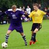 Illdorfs Reinhold Armbrust (rechts) war nicht zu stoppen, auch nicht von Franz Rottenfusser. Der Spielertrainer steuerte zum 5:0-Sieg gegen Steingriff drei Treffer bei.  	