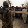 Nach dem Amoklauf eines US-Soldaten in Afghanistan haben die Taliban mit Vergeltung gedroht. Sie würden sich für "jeden einzelnen Märtyrer bei den Eindringlingen und grausamen Mördern rächen", drohten die radikalislamischen Aufständischen am Montag auf ihrer Internetseite an.