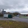 Im Kreisverkehr in Adelzhausen, der zur A8 führt, ist ein Planwagen umgekippt.