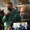 An der Passkontrolle ist Kremlkritiker Alexej Nawalny (M) - hier mit seiner Frau Julia - abgeführt worden.