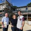 Judith Storr und ihr Verlobter Markus Kugelmann (rechts) haben sich für grau angestrichenes Lerchenholz an der Fassade entschieden. Storrs Vater Johann Storr (links) hat das Haus mitgeplant. 