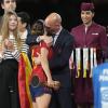 Luis Rubiales, Präsident des spanischen Fußballverbands, umarmt die spanische Nationalspielerin Aitana Bonmati auf dem Podium nach dem Sieg Spaniens im Finale. 