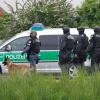 Sondereinsatzkräfte laufen am Dienstag (22.05.2012) nahe dem Sportplatz von Memmingen/Steinheim (Schwaben). Ein Schüler, der in einer Schule einen Schuss abgegeben hatte, hatte sich in der Nähe verschanzt. Archivbild