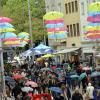 Im Jahr 2015 waren sie die Hingucker des Marktsonntags: Regenschirme in der Annastraße. 	