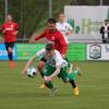 Gabriel Merane (rotes Trikot) und der TSV Aindling siegten im Spitzenspiel der Bezirksliga Nord gegen David Trinkl und den FC Stätzling. Dadurch hat sich der Meisterkampf weiter zugespitzt.  