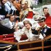 Nach der Trauung in der Londoner St. Paul's Kathedrale fahren Prinzessin Diana und Prinz Charles in einer offenen Kutsche durch die menschengesäumten Straßen zum Buckingham Palast.