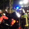 Eine 39-Jährige schleuderte mit ihrem Auto in Augsburg gegen einen Baum, als sie bei Regen ein anderes Fahrzeug überholen wollte. Rettungskräfte befreiten die Frau.