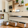 Das „popup studio“ kann durch einfaches Verschieben vom Bett zum Schreibtisch oder Schrank werden.