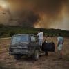 Menschen beobachten einen Waldbrand im spanischen Santa Coloma de Queralt. Das Feuer im Nordosten des Landes ist außer Kontrolle geraten.