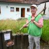 Hansjörg Bayer aus Blaubeuren steht in seinem Garten, wo er den Steinmeteoriten mit dem Pickel herausgehebelt hat.