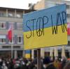 Auf der Straße ist schon oft der Frieden im Ukrainekrieg ein Thema gewesen, hier bei einer Friedensdemonstration in Augsburg im März 2022.