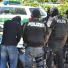 Lagebesprechung: Beamte des Sondereinsatzkommandos vor dem Zugriff, bei dem ein 46-Jähriger in Bäumenheim erschossen wurde. 