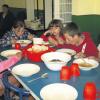Die Kinder aus Nadrag in Rumänien beim Mittagessen in der Suppenküche der Caritas-Station.   