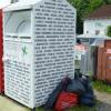 Vor den Altkleidercontainern am Dießener Bahnhof im Bereich vor der Markthalle, stapeln sich die Tüten.