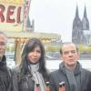 Die Kölner „Tatort“-Ermittler (links und rechts) mit ihren Leipziger Kollegen vor der legendären Imbissbude – mit Blick auf den Kölner Dom. 