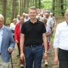 Kreisheimatpfleger Hubert Raab (von links) wandert mit dem CSU-Landtagsabgeordneten Peter Tomaschko, Landrat Klaus Metzger und rund 150 wanderfreudigen Gästen.  	