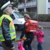 Auch kommende Woche werden in Augsburg zum Schulstart wieder Polizeibeamte ein Auge auf die Kinder haben. Schulwegunfälle sind in Augsburg aber kein großes Problem. 	 	