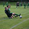 Rassige Zweikämpfe vor großer Kulisse gab es im Gablinger Ortsderby zwischen dem TSV Lützelburg (hinten Christoph Bichler) und dem SV Gablingen (vorne Mario Schilling). Fotos: Oliver Reiser