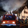 Mithilfe der Drehleiter konnten die Feuerwehrleute an die Flammen in den oberen Stockwerken des Gebäudes in Schabringen herankommen.  Das Haus stand am 24. November in Vollbrand. 