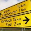 Auf einem Verkehrsschild bei Egenhofen steht fälschlicherweise Kumbach statt Krumbach.